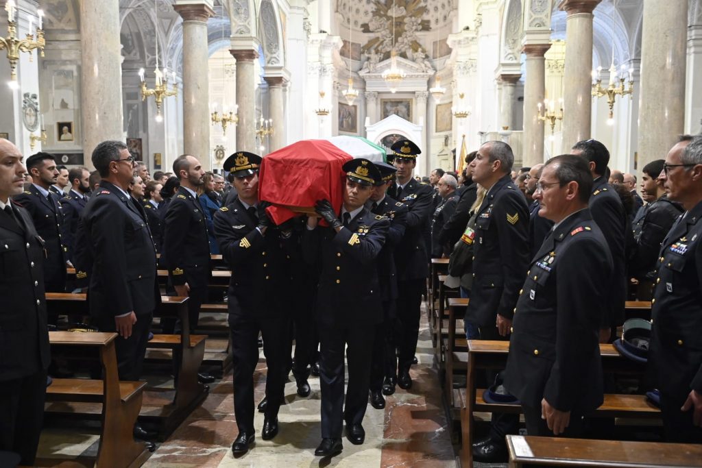 Foto funerale del Capitano Altruda - militari che portano la sua bara