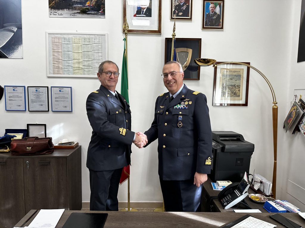 stretta di mano tra militari